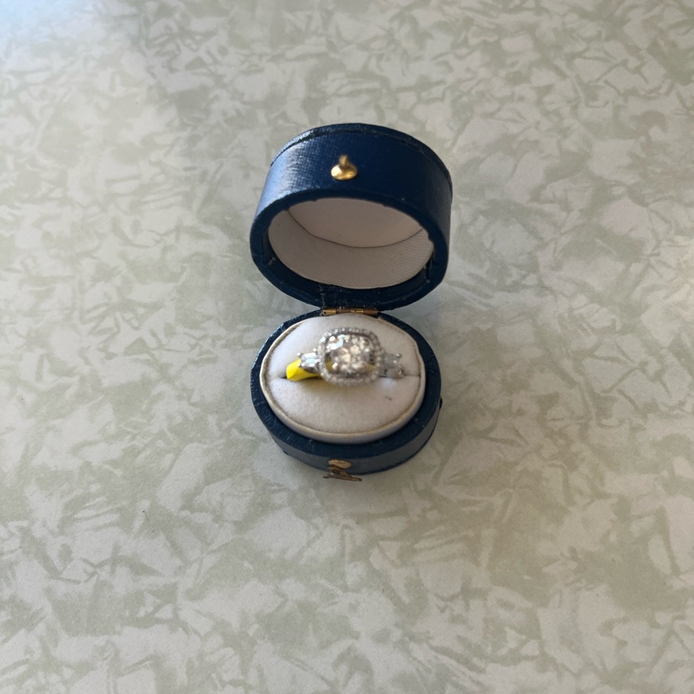 Elegant 18K White Gold Diamond Women's Ring